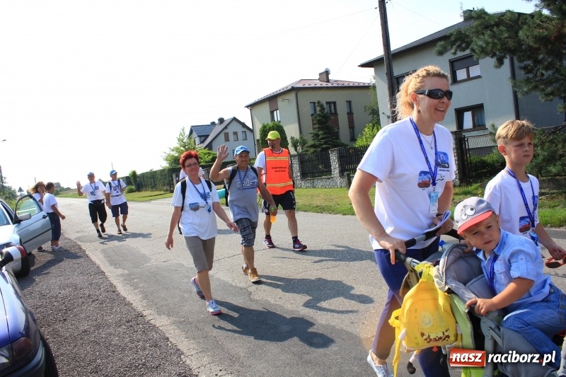 Zdjęcie w galerii na portalu naszraciborz.pl: 228 pielgrzymów wyruszyło dziś w drogę z Lubomi na Jasną Górę wiadomości z regionu