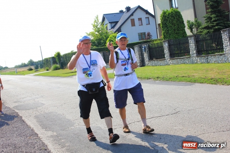 Zdjęcie w galerii na portalu naszraciborz.pl: 228 pielgrzymów wyruszyło dziś w drogę z Lubomi na Jasną Górę wiadomości z regionu