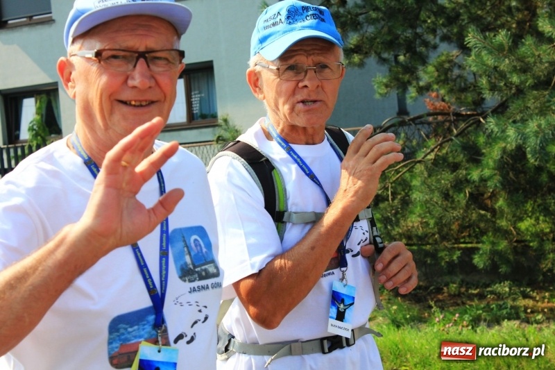 Zdjęcie w galerii na portalu naszraciborz.pl: 228 pielgrzymów wyruszyło dziś w drogę z Lubomi na Jasną Górę wiadomości z regionu