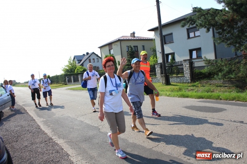 Zdjęcie w galerii na portalu naszraciborz.pl: 228 pielgrzymów wyruszyło dziś w drogę z Lubomi na Jasną Górę wiadomości z regionu