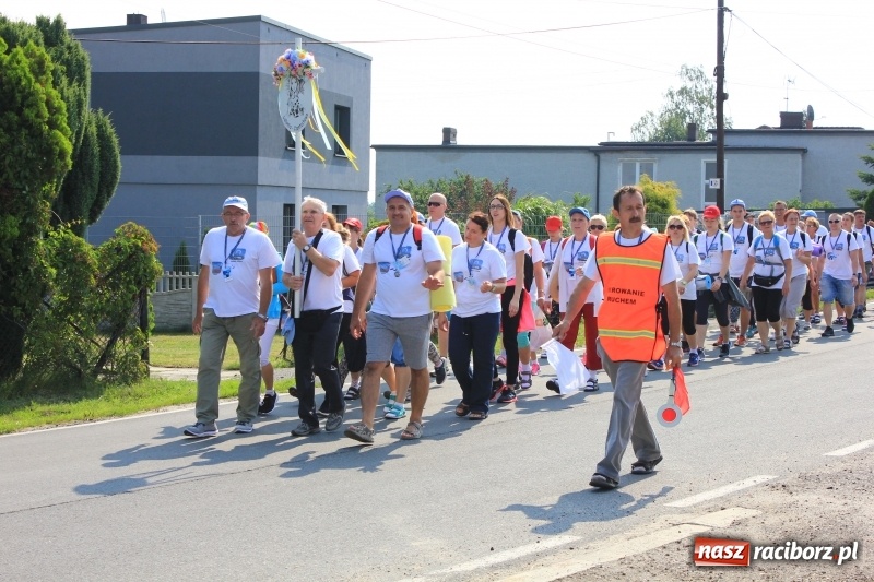 Zdjęcie w galerii na portalu naszraciborz.pl: 228 pielgrzymów wyruszyło dziś w drogę z Lubomi na Jasną Górę wiadomości z regionu