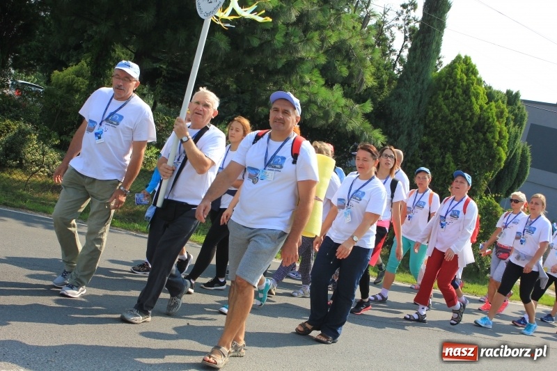 Zdjęcie w galerii na portalu naszraciborz.pl: 228 pielgrzymów wyruszyło dziś w drogę z Lubomi na Jasną Górę wiadomości z regionu