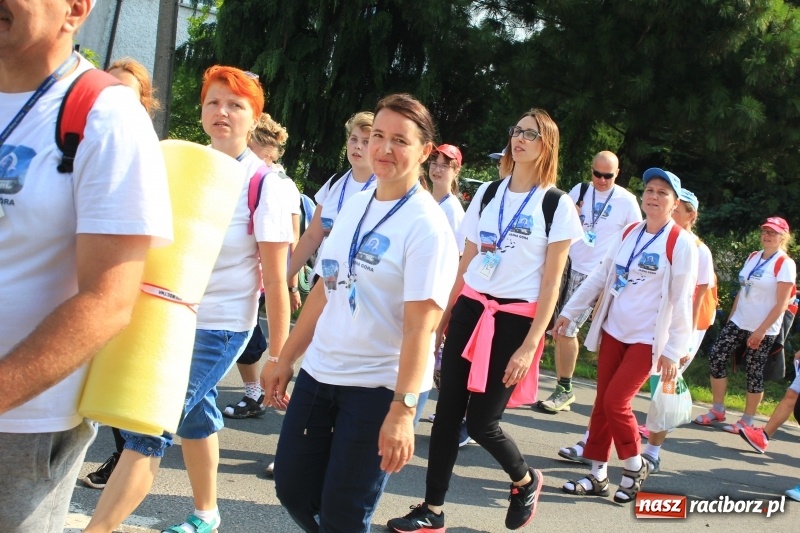 Zdjęcie w galerii na portalu naszraciborz.pl: 228 pielgrzymów wyruszyło dziś w drogę z Lubomi na Jasną Górę wiadomości z regionu