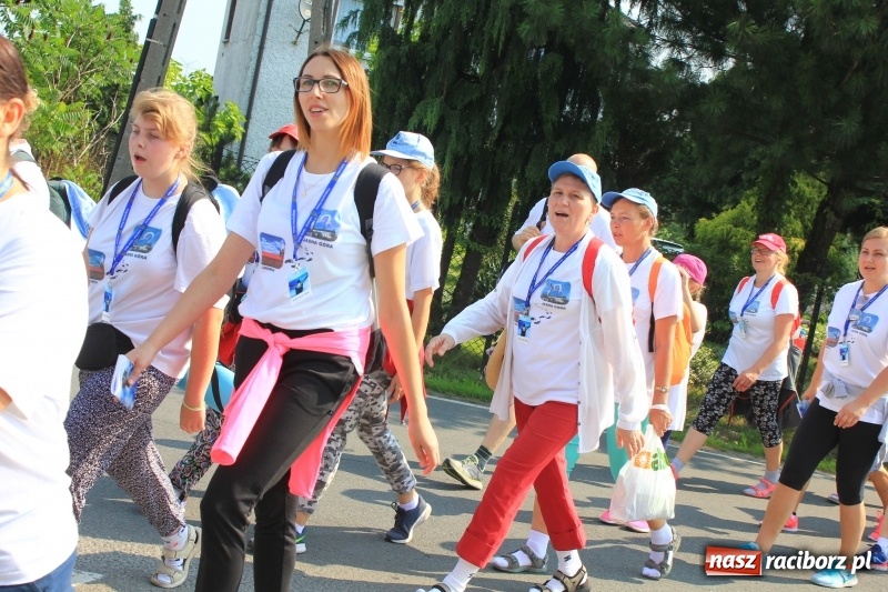 Zdjęcie w galerii na portalu naszraciborz.pl: 228 pielgrzymów wyruszyło dziś w drogę z Lubomi na Jasną Górę wiadomości z regionu