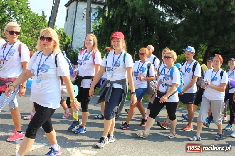 Zdjęcie w galerii na portalu naszraciborz.pl: 228 pielgrzymów wyruszyło dziś w drogę z Lubomi na Jasną Górę wiadomości z regionu