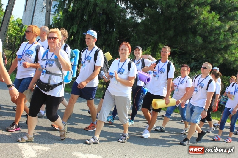 Zdjęcie w galerii na portalu naszraciborz.pl: 228 pielgrzymów wyruszyło dziś w drogę z Lubomi na Jasną Górę wiadomości z regionu