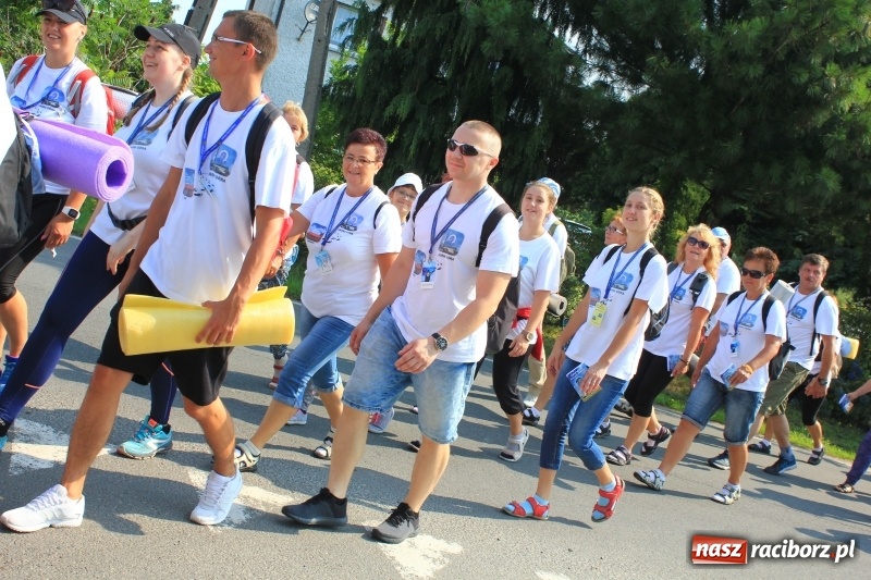 Zdjęcie w galerii na portalu naszraciborz.pl: 228 pielgrzymów wyruszyło dziś w drogę z Lubomi na Jasną Górę wiadomości z regionu