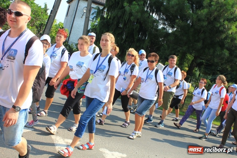 Zdjęcie w galerii na portalu naszraciborz.pl: 228 pielgrzymów wyruszyło dziś w drogę z Lubomi na Jasną Górę wiadomości z regionu