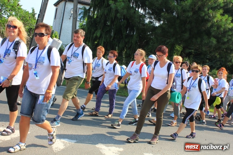 Zdjęcie w galerii na portalu naszraciborz.pl: 228 pielgrzymów wyruszyło dziś w drogę z Lubomi na Jasną Górę wiadomości z regionu