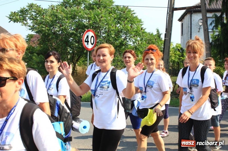 Zdjęcie w galerii na portalu naszraciborz.pl: 228 pielgrzymów wyruszyło dziś w drogę z Lubomi na Jasną Górę wiadomości z regionu