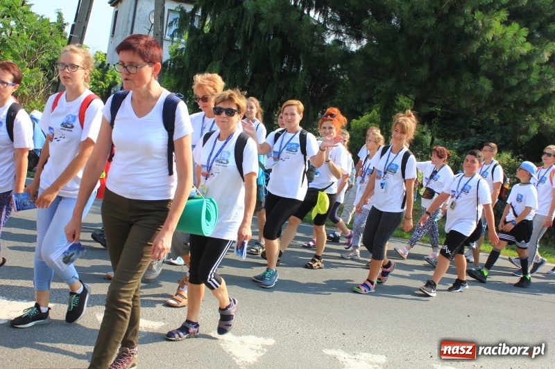 Zdjęcie w galerii na portalu naszraciborz.pl: 228 pielgrzymów wyruszyło dziś w drogę z Lubomi na Jasną Górę wiadomości z regionu