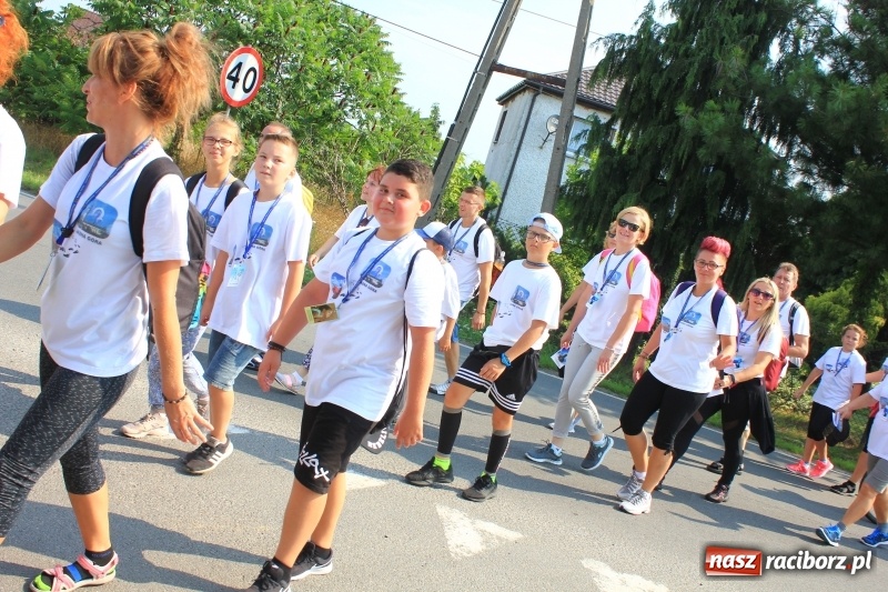 Zdjęcie w galerii na portalu naszraciborz.pl: 228 pielgrzymów wyruszyło dziś w drogę z Lubomi na Jasną Górę wiadomości z regionu
