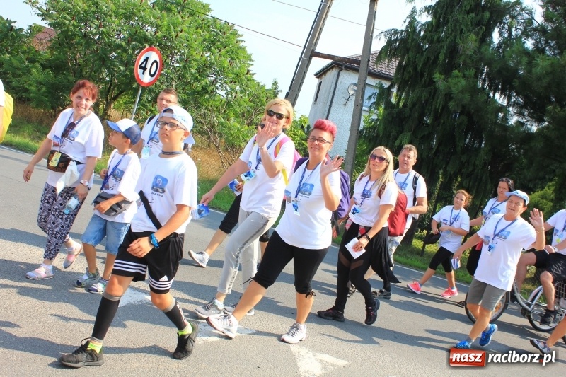 Zdjęcie w galerii na portalu naszraciborz.pl: 228 pielgrzymów wyruszyło dziś w drogę z Lubomi na Jasną Górę wiadomości z regionu