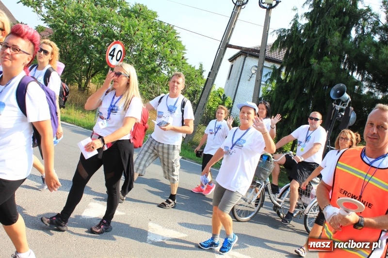Zdjęcie w galerii na portalu naszraciborz.pl: 228 pielgrzymów wyruszyło dziś w drogę z Lubomi na Jasną Górę wiadomości z regionu