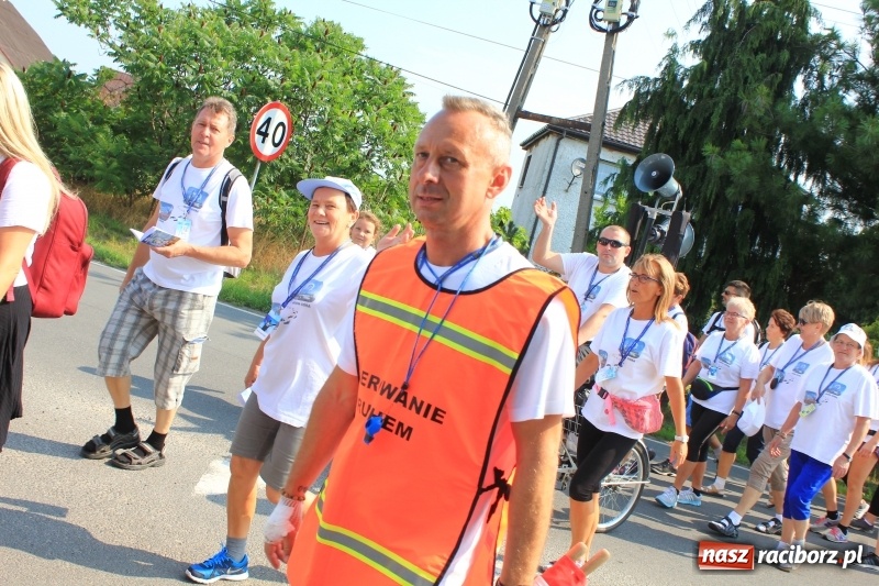 Zdjęcie w galerii na portalu naszraciborz.pl: 228 pielgrzymów wyruszyło dziś w drogę z Lubomi na Jasną Górę wiadomości z regionu