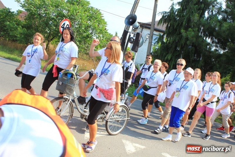 Zdjęcie w galerii na portalu naszraciborz.pl: 228 pielgrzymów wyruszyło dziś w drogę z Lubomi na Jasną Górę wiadomości z regionu