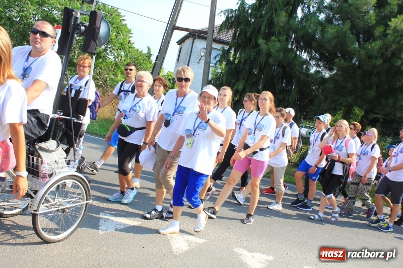 Zdjęcie w galerii na portalu naszraciborz.pl: 228 pielgrzymów wyruszyło dziś w drogę z Lubomi na Jasną Górę wiadomości z regionu