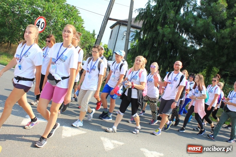 Zdjęcie w galerii na portalu naszraciborz.pl: 228 pielgrzymów wyruszyło dziś w drogę z Lubomi na Jasną Górę wiadomości z regionu