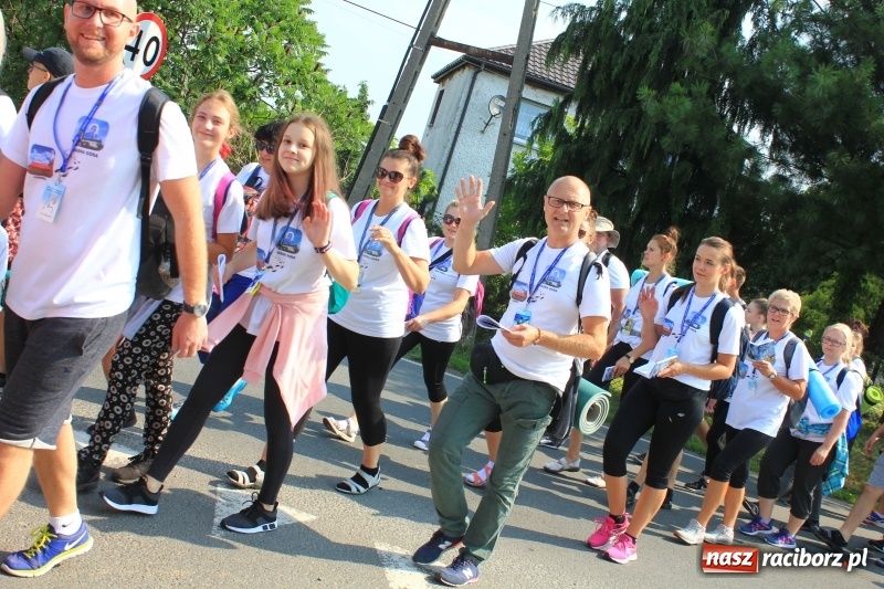 Zdjęcie w galerii na portalu naszraciborz.pl: 228 pielgrzymów wyruszyło dziś w drogę z Lubomi na Jasną Górę wiadomości z regionu