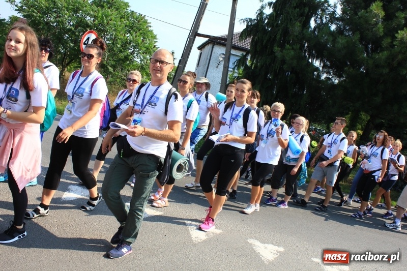 Zdjęcie w galerii na portalu naszraciborz.pl: 228 pielgrzymów wyruszyło dziś w drogę z Lubomi na Jasną Górę wiadomości z regionu