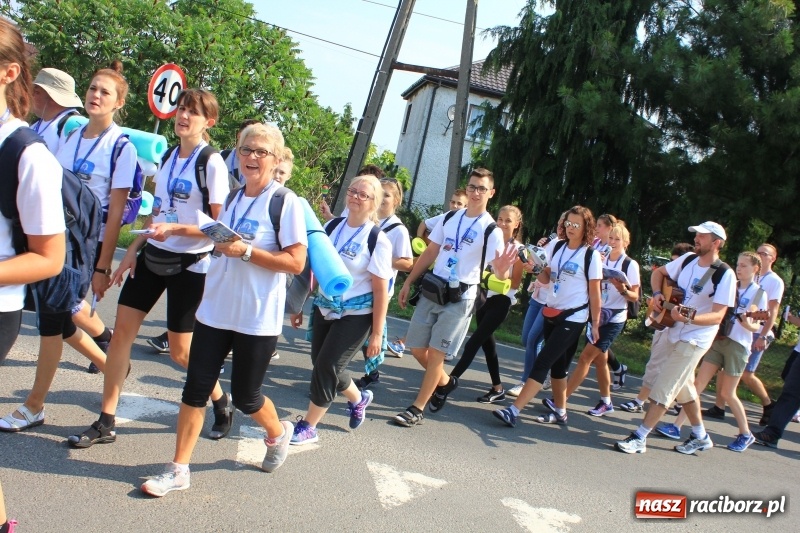 Zdjęcie w galerii na portalu naszraciborz.pl: 228 pielgrzymów wyruszyło dziś w drogę z Lubomi na Jasną Górę wiadomości z regionu
