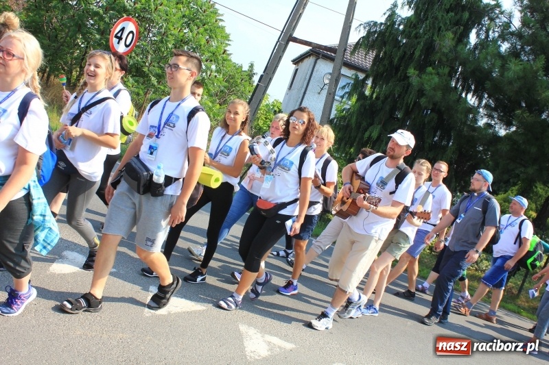 Zdjęcie w galerii na portalu naszraciborz.pl: 228 pielgrzymów wyruszyło dziś w drogę z Lubomi na Jasną Górę wiadomości z regionu