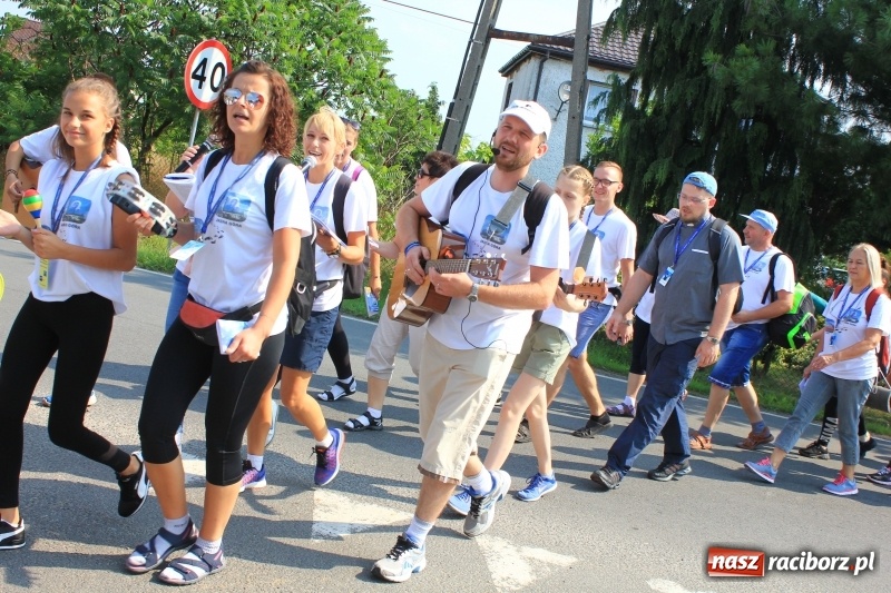 Zdjęcie w galerii na portalu naszraciborz.pl: 228 pielgrzymów wyruszyło dziś w drogę z Lubomi na Jasną Górę wiadomości z regionu