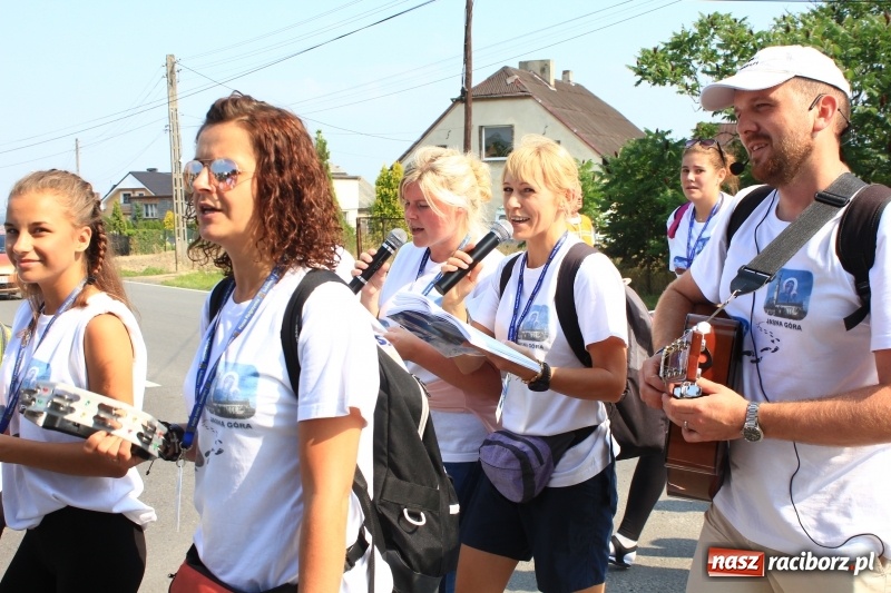 Zdjęcie w galerii na portalu naszraciborz.pl: 228 pielgrzymów wyruszyło dziś w drogę z Lubomi na Jasną Górę wiadomości z regionu