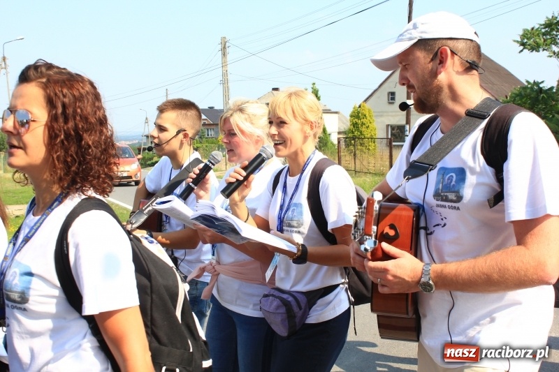 Zdjęcie w galerii na portalu naszraciborz.pl: 228 pielgrzymów wyruszyło dziś w drogę z Lubomi na Jasną Górę wiadomości z regionu