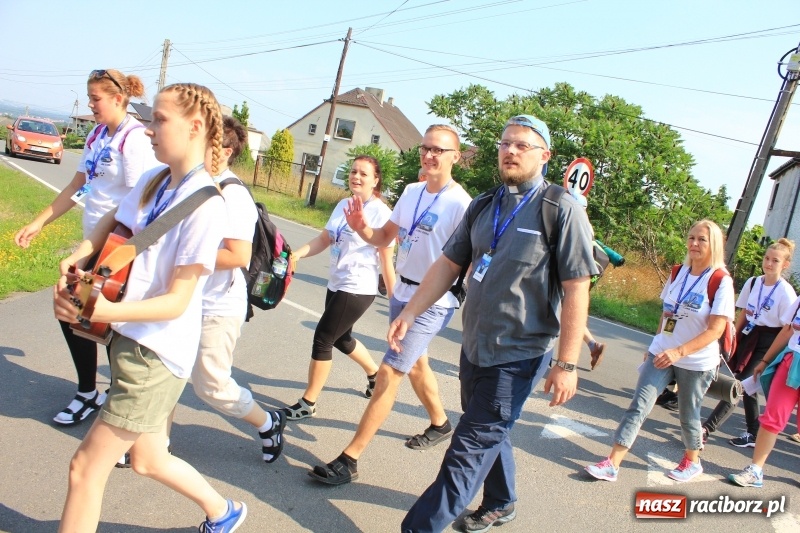 Zdjęcie w galerii na portalu naszraciborz.pl: 228 pielgrzymów wyruszyło dziś w drogę z Lubomi na Jasną Górę wiadomości z regionu