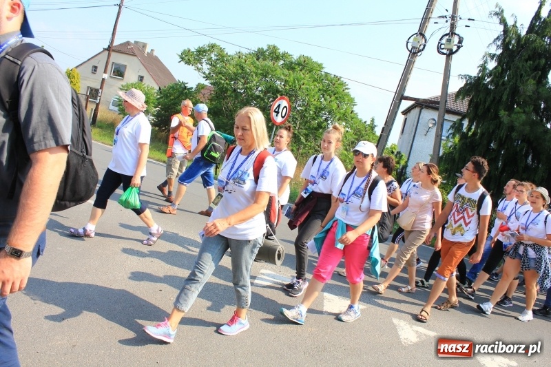 Zdjęcie w galerii na portalu naszraciborz.pl: 228 pielgrzymów wyruszyło dziś w drogę z Lubomi na Jasną Górę wiadomości z regionu