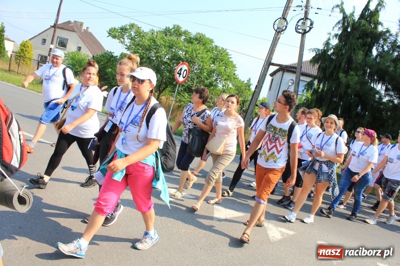 Zdjęcie w galerii na portalu naszraciborz.pl: 228 pielgrzymów wyruszyło dziś w drogę z Lubomi na Jasną Górę wiadomości z regionu