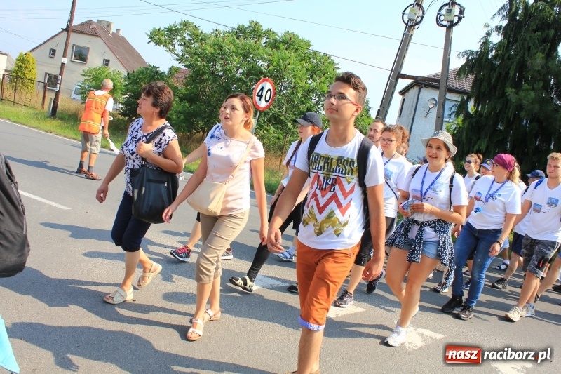 Zdjęcie w galerii na portalu naszraciborz.pl: 228 pielgrzymów wyruszyło dziś w drogę z Lubomi na Jasną Górę wiadomości z regionu