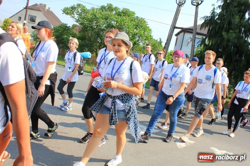 Zdjęcie w galerii na portalu naszraciborz.pl: 228 pielgrzymów wyruszyło dziś w drogę z Lubomi na Jasną Górę wiadomości z regionu