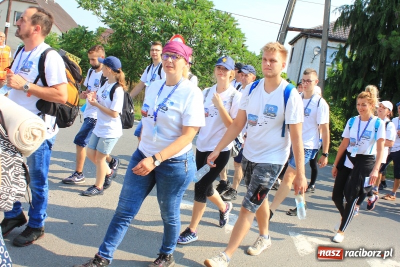 Zdjęcie w galerii na portalu naszraciborz.pl: 228 pielgrzymów wyruszyło dziś w drogę z Lubomi na Jasną Górę wiadomości z regionu