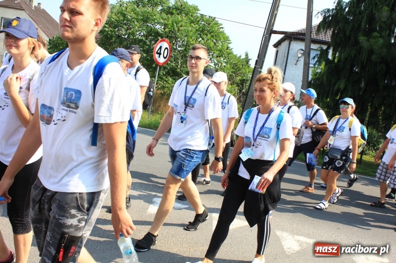 Zdjęcie w galerii na portalu naszraciborz.pl: 228 pielgrzymów wyruszyło dziś w drogę z Lubomi na Jasną Górę wiadomości z regionu