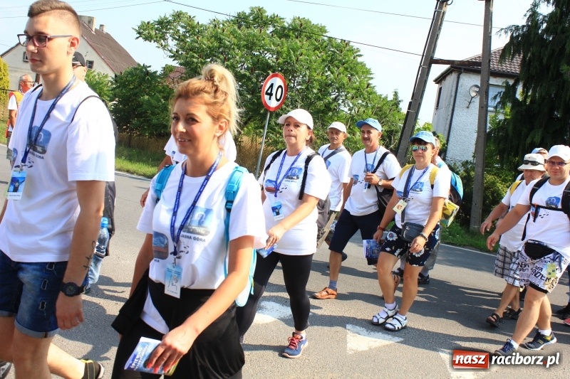 Zdjęcie w galerii na portalu naszraciborz.pl: 228 pielgrzymów wyruszyło dziś w drogę z Lubomi na Jasną Górę wiadomości z regionu