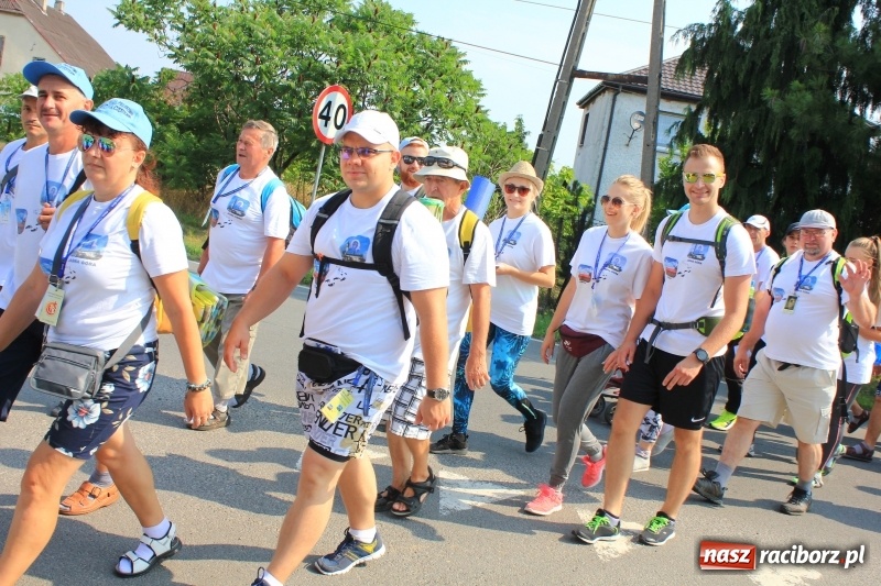 Zdjęcie w galerii na portalu naszraciborz.pl: 228 pielgrzymów wyruszyło dziś w drogę z Lubomi na Jasną Górę wiadomości z regionu