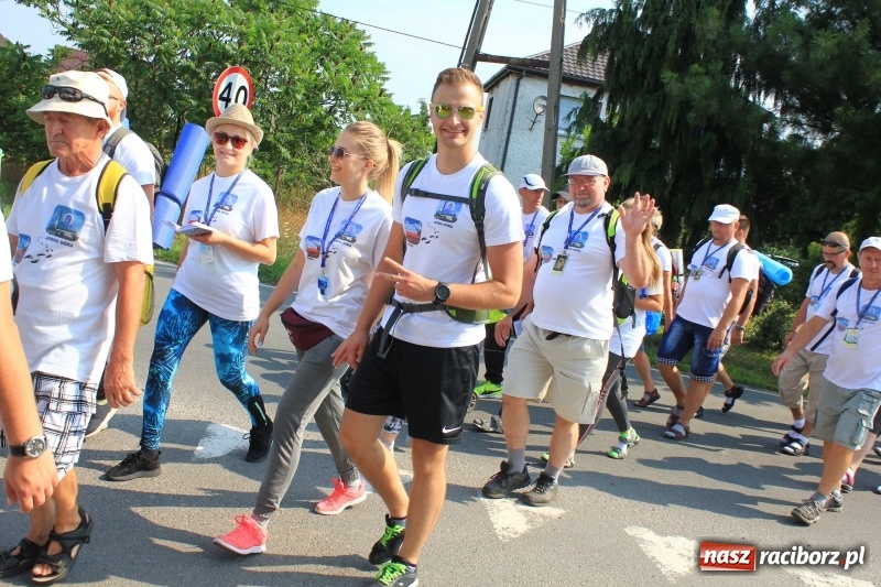 Zdjęcie w galerii na portalu naszraciborz.pl: 228 pielgrzymów wyruszyło dziś w drogę z Lubomi na Jasną Górę wiadomości z regionu