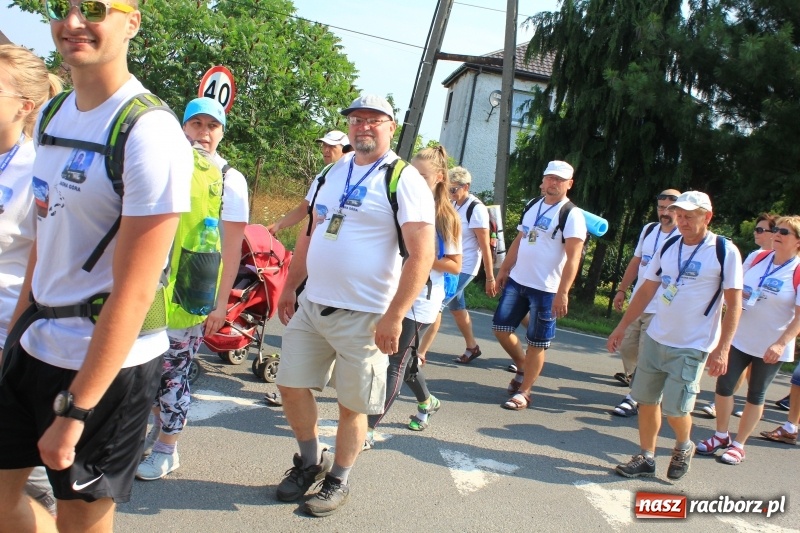 Zdjęcie w galerii na portalu naszraciborz.pl: 228 pielgrzymów wyruszyło dziś w drogę z Lubomi na Jasną Górę wiadomości z regionu
