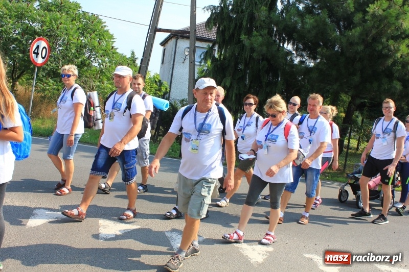 Zdjęcie w galerii na portalu naszraciborz.pl: 228 pielgrzymów wyruszyło dziś w drogę z Lubomi na Jasną Górę wiadomości z regionu