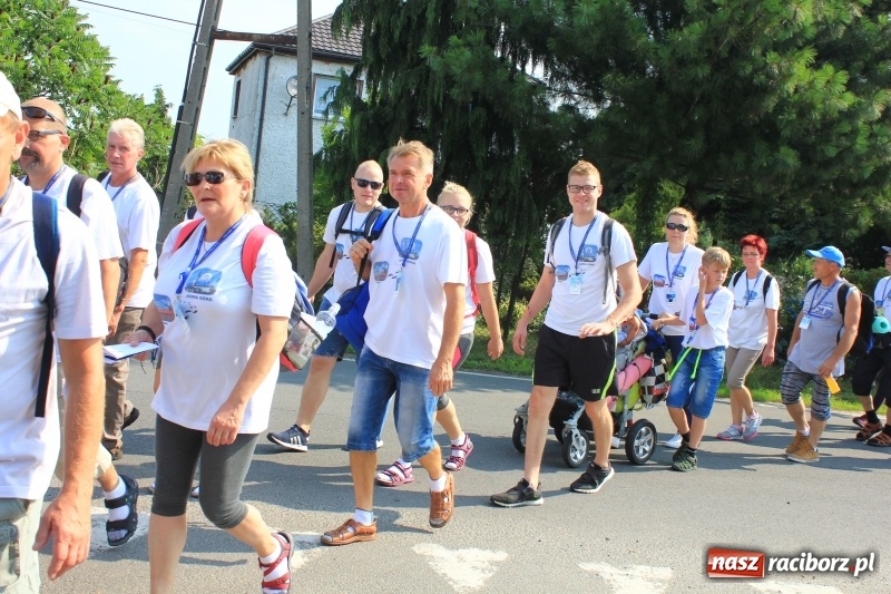 Zdjęcie w galerii na portalu naszraciborz.pl: 228 pielgrzymów wyruszyło dziś w drogę z Lubomi na Jasną Górę wiadomości z regionu