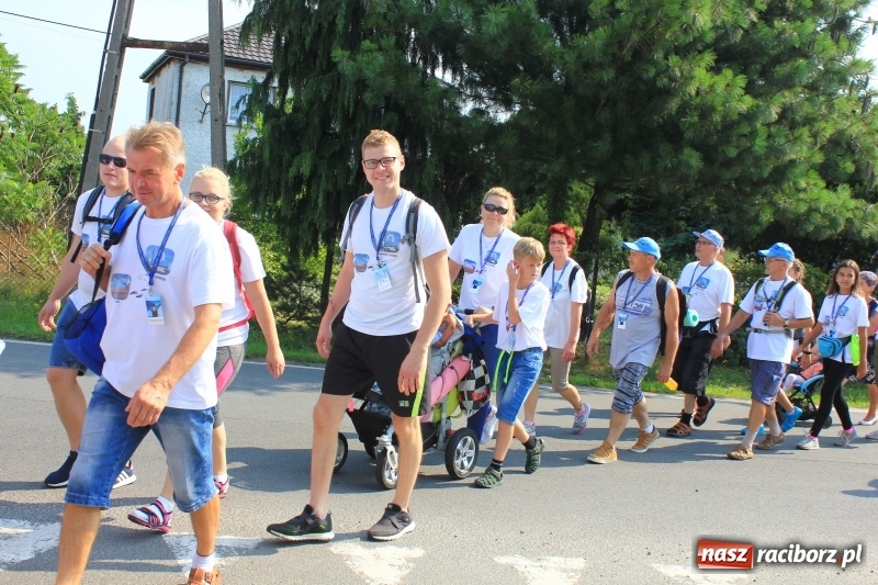 Zdjęcie w galerii na portalu naszraciborz.pl: 228 pielgrzymów wyruszyło dziś w drogę z Lubomi na Jasną Górę wiadomości z regionu
