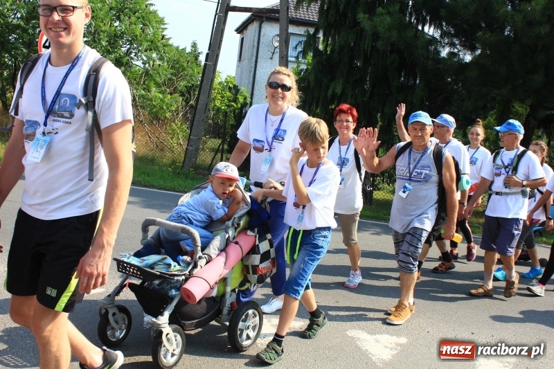 Zdjęcie w galerii na portalu naszraciborz.pl: 228 pielgrzymów wyruszyło dziś w drogę z Lubomi na Jasną Górę wiadomości z regionu