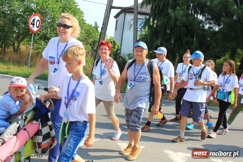Zdjęcie w galerii na portalu naszraciborz.pl: 228 pielgrzymów wyruszyło dziś w drogę z Lubomi na Jasną Górę wiadomości z regionu
