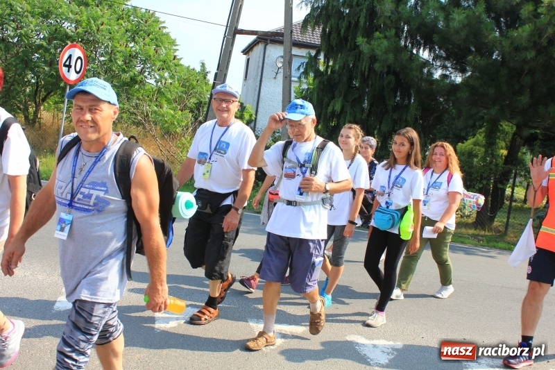 Zdjęcie w galerii na portalu naszraciborz.pl: 228 pielgrzymów wyruszyło dziś w drogę z Lubomi na Jasną Górę wiadomości z regionu