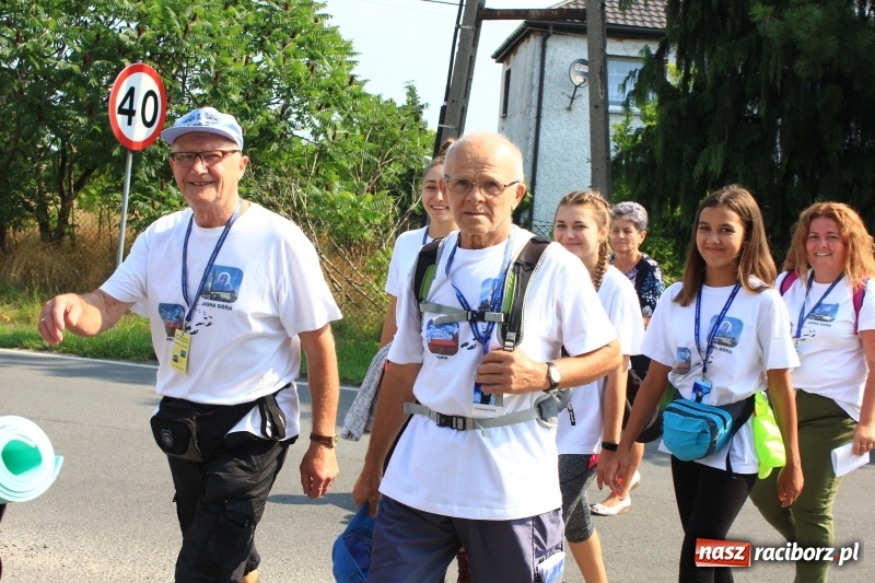 Zdjęcie w galerii na portalu naszraciborz.pl: 228 pielgrzymów wyruszyło dziś w drogę z Lubomi na Jasną Górę wiadomości z regionu