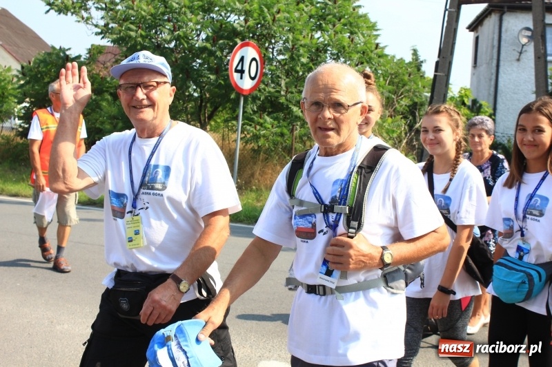 Zdjęcie w galerii na portalu naszraciborz.pl: 228 pielgrzymów wyruszyło dziś w drogę z Lubomi na Jasną Górę wiadomości z regionu