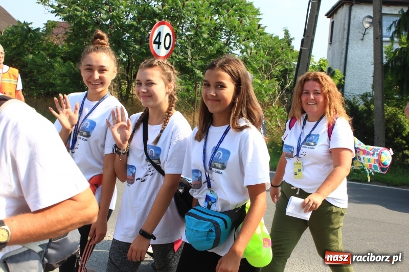 Zdjęcie w galerii na portalu naszraciborz.pl: 228 pielgrzymów wyruszyło dziś w drogę z Lubomi na Jasną Górę wiadomości z regionu