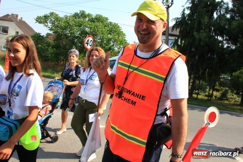 Zdjęcie w galerii na portalu naszraciborz.pl: 228 pielgrzymów wyruszyło dziś w drogę z Lubomi na Jasną Górę wiadomości z regionu